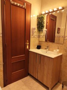a bathroom with a sink and a mirror at Apartamento San Cristóbal Benalmádena Costa in Benalmádena