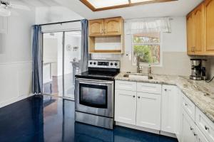 een keuken met witte kasten en een fornuis bij Papa John's in St Pete Beach