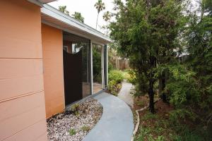 een huis met een glazen deur aan de zijkant bij Papa John's in St Pete Beach