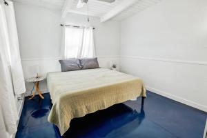 een kleine kamer met een bed en een raam bij Papa John's in St Pete Beach