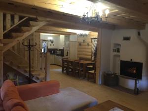 een woonkamer met een bank en een eetkamer bij Drevenica Vanesa in Terchová
