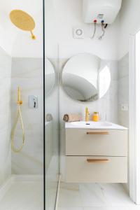 a bathroom with a shower with a sink and a mirror at APARTAMENT ANNA - Julia Vieste in Vieste