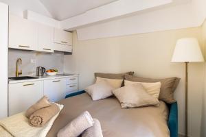 a room with a bed with pillows and a lamp at APARTAMENT ANNA - Julia Vieste in Vieste