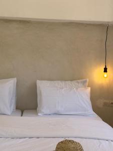 En eller flere senge i et værelse på Villa Quince