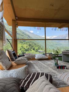 Nespecifikovaný výhled na hory nebo výhled na hory při pohledu z hostelu