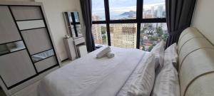 Urban Suites Georgetown Penang - Sea View & Georgetown View - High Floor - Exclusive & Cozy Stay客房内的一张或多张床位