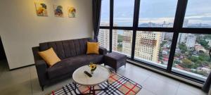Urban Suites Georgetown Penang - Sea View & Georgetown View - High Floor - Exclusive & Cozy Stay的休息区