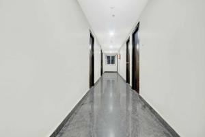 Un pasillo de un edificio blanco con piso de vidrio. en Super Collection O Daba Garden Road, en Visakhapatnam