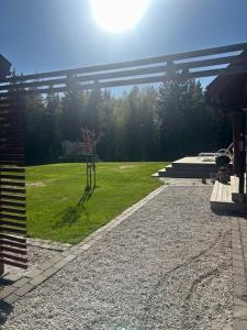 einen Park mit einer Bank und einem Grasfeld in der Unterkunft Havsnära villa med vedeldad bastu, perfekt för familjer och företag in Umeå