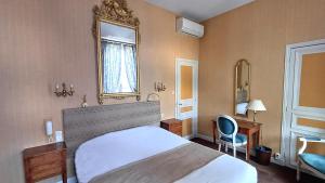 Postel nebo postele na pokoji v ubytování Hotel Montsegur