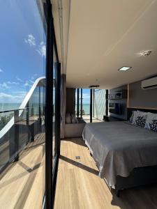 una camera da letto con un letto e vista sull'oceano di Luxo e vista privilegiada Mar de Cabo Branco a João Pessoa