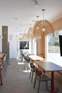 a dining room with tables and chairs and chandeliers at Moebius - Habitaciones privadas con baño in León