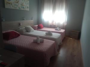Łóżko lub łóżka w pokoju w obiekcie O Vendaval Hostal Restaurante