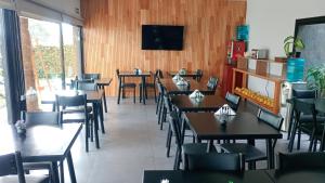 维拉卡洛斯帕兹Hotel El Paraiso Boutique的餐厅里有桌椅的餐厅