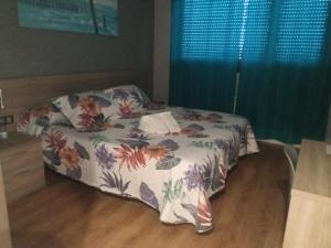Łóżko lub łóżka w pokoju w obiekcie O Vendaval Hostal Restaurante