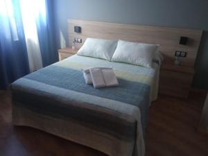 Łóżko lub łóżka w pokoju w obiekcie O Vendaval Hostal Restaurante