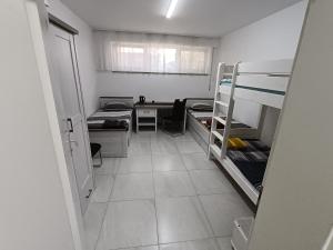 a small room with a desk and bunk beds at 3 Monteurzimmer als Wohngemeinschaft zur Selbstversorgung in Ostfildern +14 photos