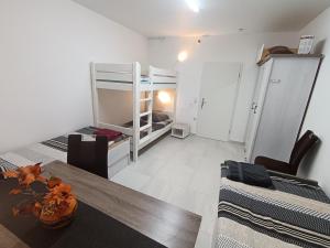 Postel nebo postele na pokoji v ubytování 3 Monteurzimmer als Wohngemeinschaft zur Selbstversorgung + 10 fotografií