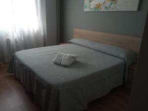Łóżko lub łóżka w pokoju w obiekcie O Vendaval Hostal Restaurante