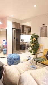 salon z kanapą i kuchnią w obiekcie Capetown City Living 1Bedroom Stay at Foreshore Place w Kapsztadzie