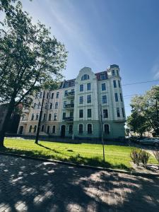 un gran edificio al costado de una calle en Sophie Apartment, en Toruń