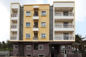 BelagulaSuper Hotel O Indra Comforts的带阳台的建筑形象