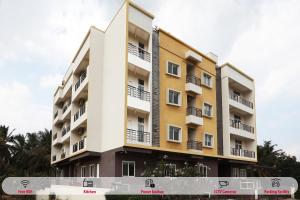 BelagulaSuper Hotel O Indra Comforts的侧面有阳台的建筑