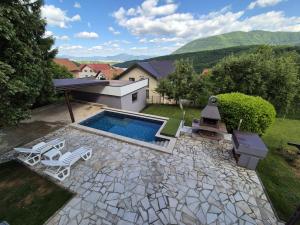 a backyard with a swimming pool and a house at EmUm family cottage in Potkraj