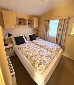Ένα ή περισσότερα κρεβάτια σε δωμάτιο στο Skigh Cabin +14 φωτογραφίες
