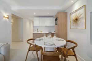 ein Esszimmer mit einem weißen Tisch und Stühlen in der Unterkunft Chic 2BR 4P Apartment Saint-Tropez Lices in Saint-Tropez + 23 Fotos