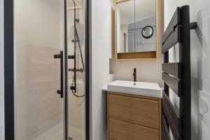 ein Badezimmer mit Waschbecken und Dusche mit Spiegel in der Unterkunft Chic 2BR 4P Apartment Saint-Tropez Lices in Saint-Tropez
