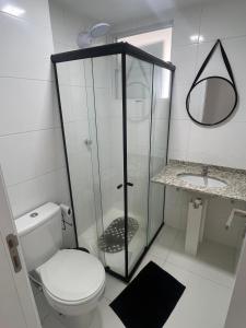 Prime Beach house Aracaju في أراكاجو: حمام مع دش ومرحاض ومغسلة