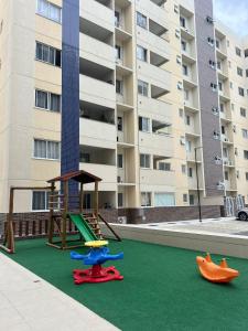 Prime Beach house Aracaju في أراكاجو: ملعب أمام مبنى كبير