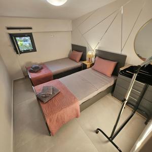 Ένα ή περισσότερα κρεβάτια σε δωμάτιο στο Ε5CentralApartmentNearTheSea