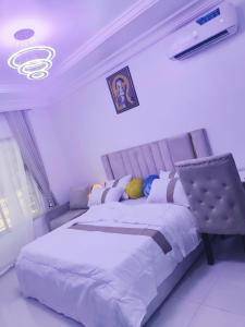 1 dormitorio con 1 cama grande y techo en Graciano Suit's, en Lagos