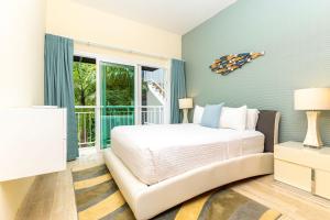 拉斯特拉纳斯Luxury Beachfront 2BR Apt -Prime Location in Playa Bonita的一间带床和大窗户的卧室 更多15张照片