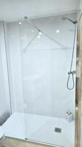 eine Dusche mit Glastür im Badezimmer in der Unterkunft BEACH VALENCIA LUXURY A36-22 Apartment with terrace and sea views in Valencia + 10 Fotos