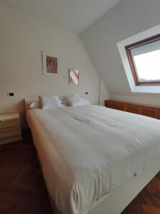 a bedroom with a large white bed with a window at Apartamento centro de Sada in Sada +16 photos