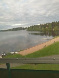 a view of a lake from a window at Yksiö upealla järvinäkymällä Termessä in Ikaalinen