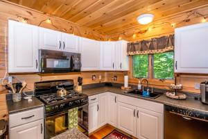 Kuchyň nebo kuchyňský kout v ubytování Couples Getaway Log Cabin in the White Mountains + 29 fotografií
