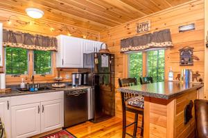 Kuchyň nebo kuchyňský kout v ubytování Couples Getaway Log Cabin in the White Mountains