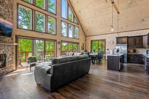 Η κουζίνα ή μικρή κουζίνα στο Kodiak Chalet