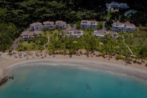 拉斯特拉纳斯Luxury Beachfront 2BR Apt -Prime Location in Playa Bonita的海滩度假村的鸟瞰图