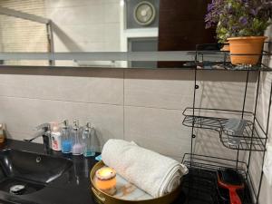 Η κουζίνα ή μικρή κουζίνα στο Penta Square Executive Serviced Apartments DHA Lahore +57 φωτογραφίες