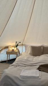 Postel nebo postele na pokoji v ubytování Nordom tent glamping sweden + 12 fotografií