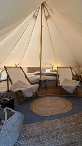 Postel nebo postele na pokoji v ubytování Nordom tent glamping sweden