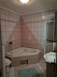 ein Badezimmer mit Badewanne, Toilette und Waschbecken in der Unterkunft Apartment Sanja in Rab + 32 Fotos