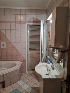 Ein Badezimmer in der Unterkunft Apartment Sanja