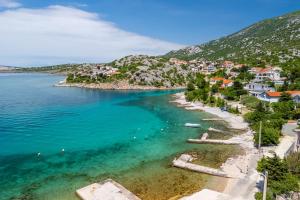 een luchtzicht op een strand met huizen en de oceaan bij Apartment Ivan in Ribarica