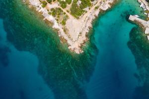een eiland in de vorm van een hart in het water bij Apartment Ivan in Ribarica
